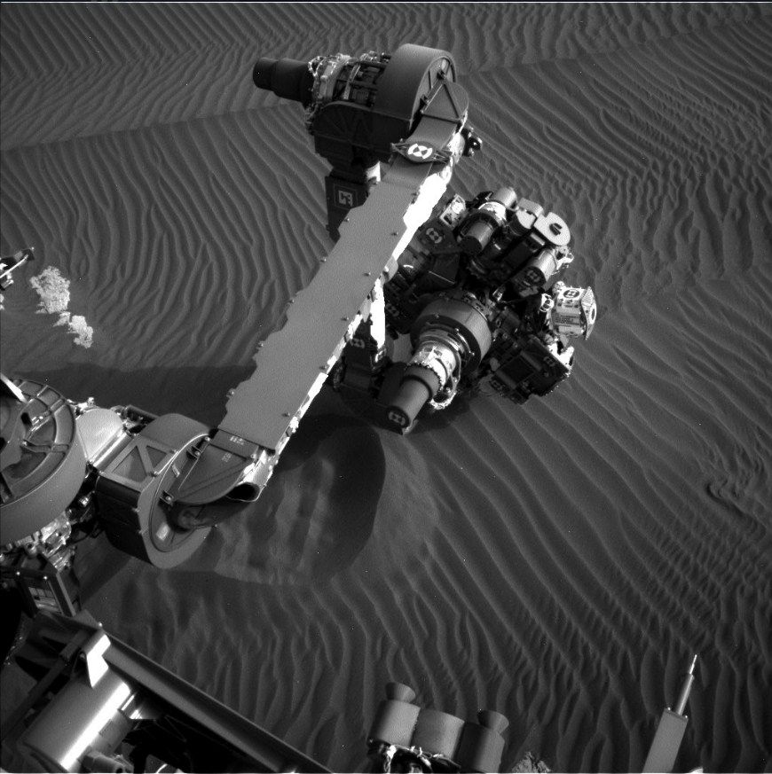 Ветер медленно двигает частицы песка на Марсе. Фото: nasa.gov