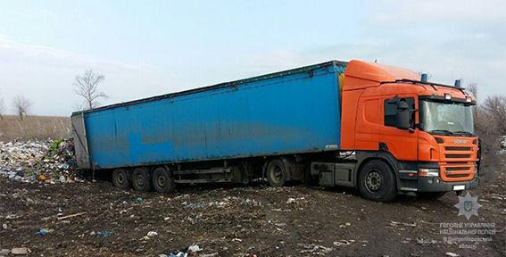 В Днепропетровской области задержали 2 грузовика львовского мусора Фото: dp.npu.gov.ua