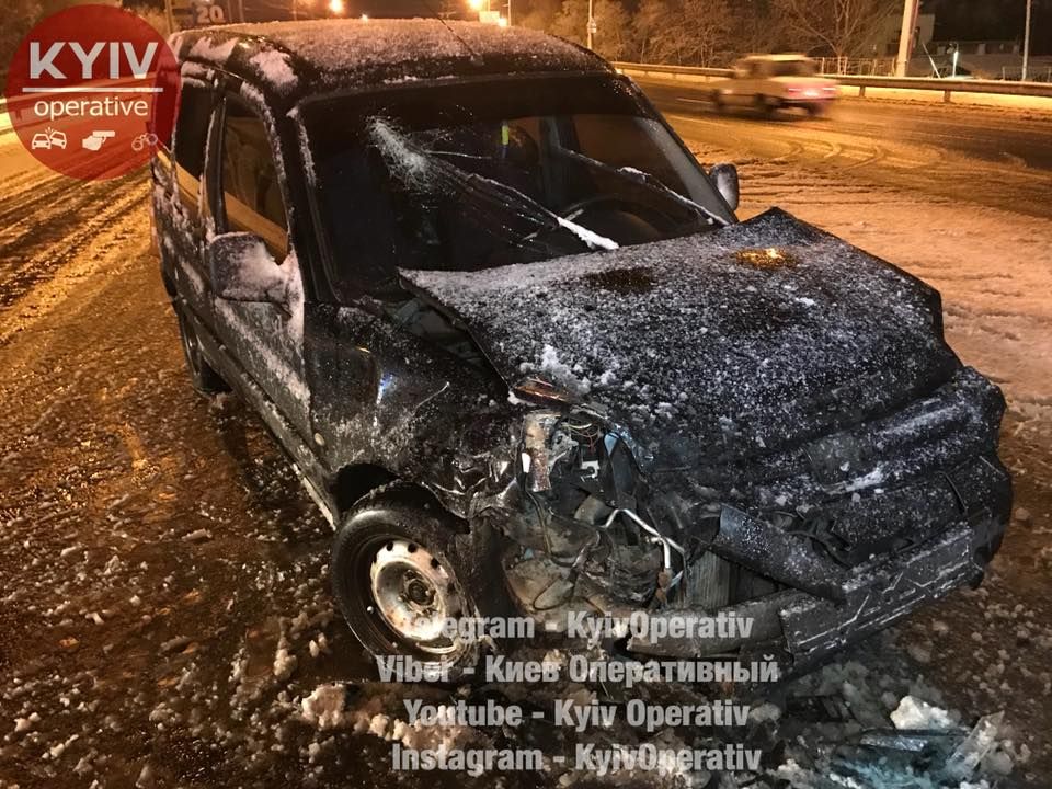Снегоуборочное авто стало причиной ДТП. Фото: facebook.com/KyivOperativ