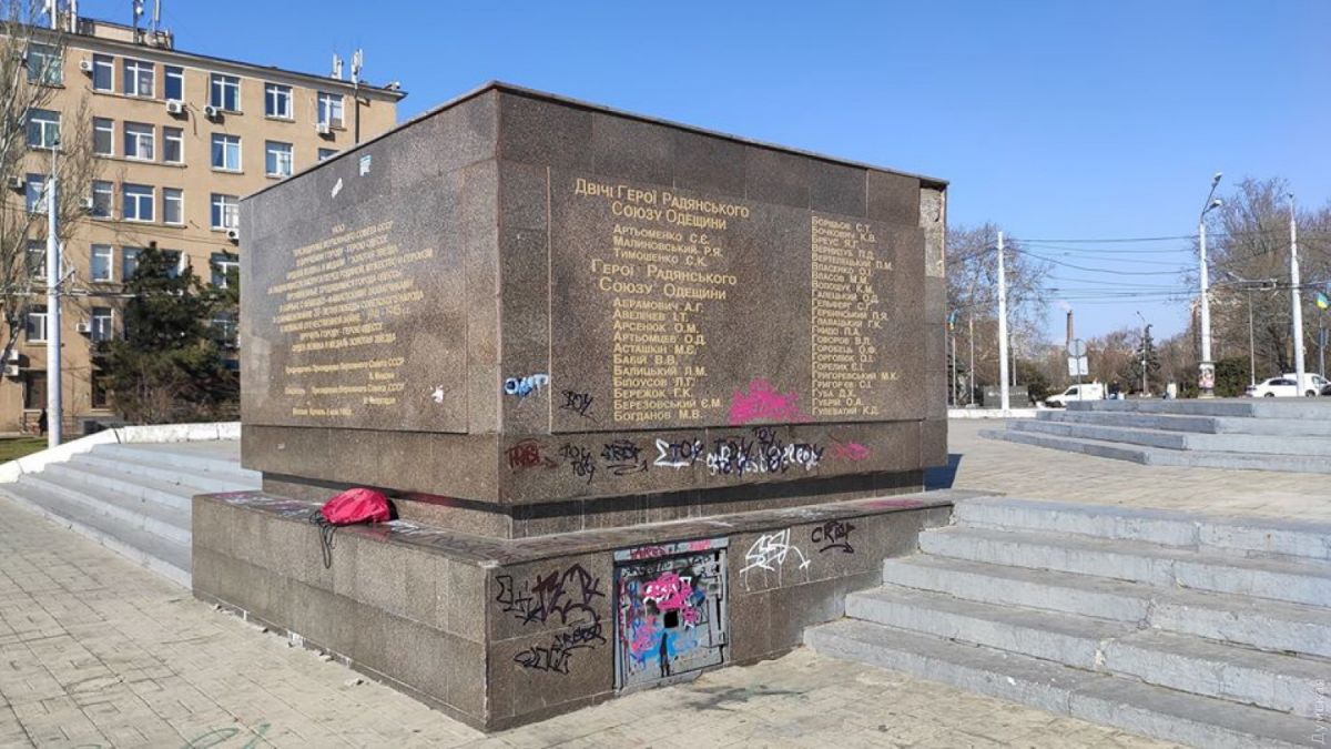 Мемориал в Одессе осквернили. Фото: Думская