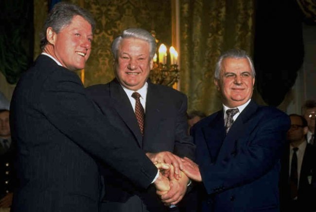 Подписание Будапештского меморандума в 1994 году. Клинтон, Ельцин и Кравчук. Фото: europebetweeneastandwest.wordpress.com