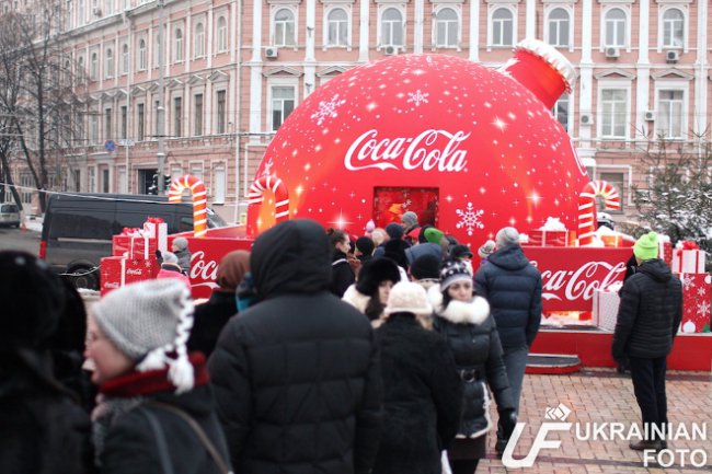 Киевляне в очереди за бесплатной Coca-Cola. Фото: Вячеслав Ратынский