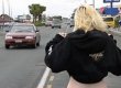 Девушка оголяла грудь для водителей на трассе и попала в ДТП