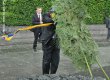 Блогер опубликовал воображаемое интервью с венком, упавшим на Януковича