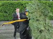 Упавший на Януковича венок выставят на аукцион