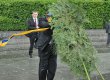 Выручка от продажи  упавшего на Януковича венка  достанется политзаключенным