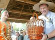 Янукович купив на Сорочинському ярмарку вишиванку та діжку для засолювання огірків