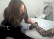 Голландка вытатуировала на руке портреты 152 друзей из Facebook (видео)