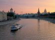 На Москва-реке баржа врезалась в теплоход с выпускниками