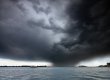 Ураган "Катя" обрушился на Великобританию, один человек погиб