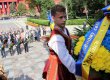 Пенсионерка, порезавшая венок Януковича, подаст в суд на милиционеров