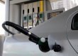 АМКУ обязал четыре крупные сети заправок снизить цены на бензин