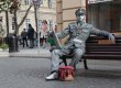 Во Львове появился живой памятник воину УПА с автоматом (фото)
