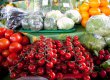 На Аляске медвежонок в поисках съестного забрался в супермаркет