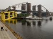 СМИ: из упавшего в Днепр крана в воду вытекает горючее