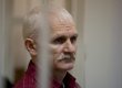 Белорусский правозащитник Беляцкий приговорен к 4,5 годам &lrm;