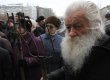 Пенсіонери, озброєні вилами, штурмують будівлю Донецької ОДА (фото)
