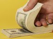 Американец вернул владельцу 10 тысяч долларов, которые тот забыл в аэропорту Лас-Вегаса