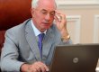 Азаров взяв людей на роботу через Facebook
