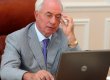 Азаров читає кілька книжок одночасно