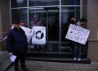 Под киевским офисом Reuters прошел пикет с требованием повысить зарплату лондонским уборщикам (фото)