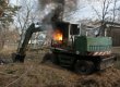 Активісти спалили екскаватор і зруйнували будмайданчик в святошинському парку (фото, відео)