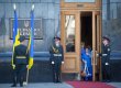 Возле Администрации Президента мужчина попытался сжечь себя