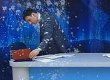 Греческого телеведущего в прямом эфире забросали яйцами (видео)