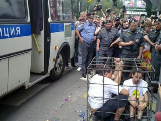 Клетка на митинге в поддержку Pussy Riot. Фотография с Facebook Рустема Адагамова