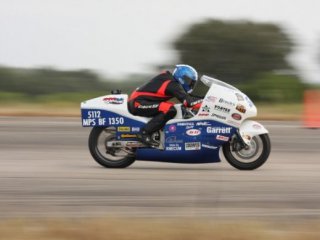 У 2011 році Уорнер встановив світовий рекорд швидкості, розвиненої на звичайному мотоциклі - 311 миль на годину.
