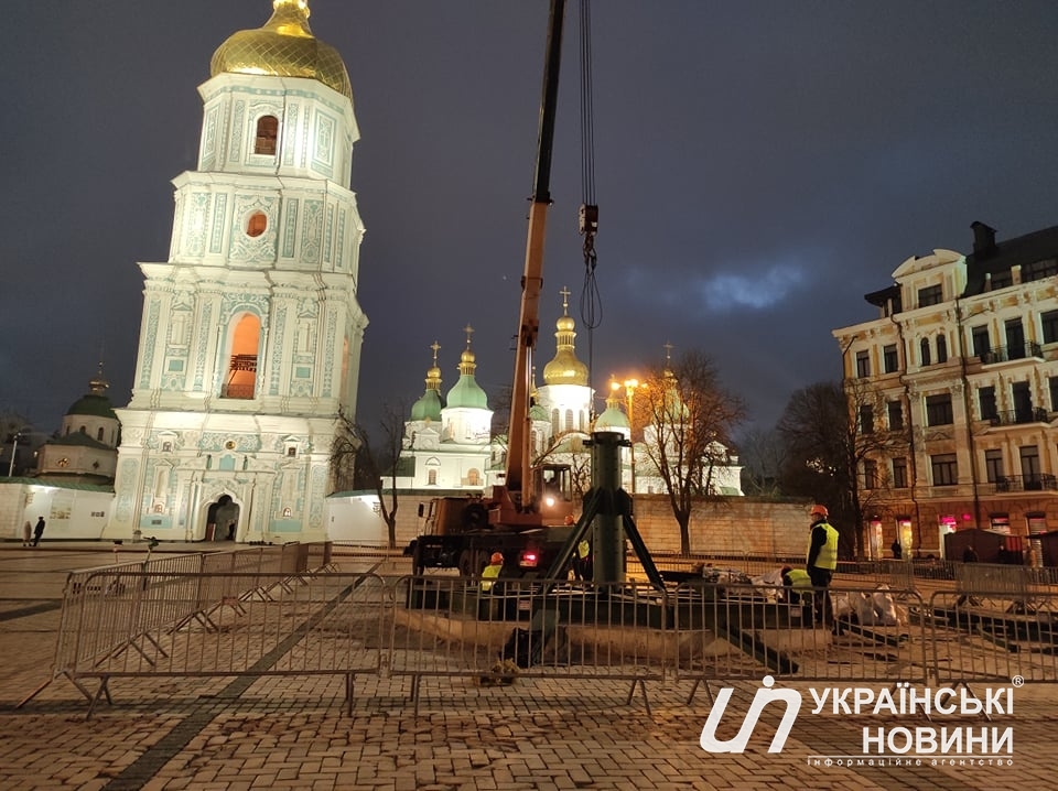 Установка главной елки Украины на Софийской площади в центре Киева вечером 26 ноября