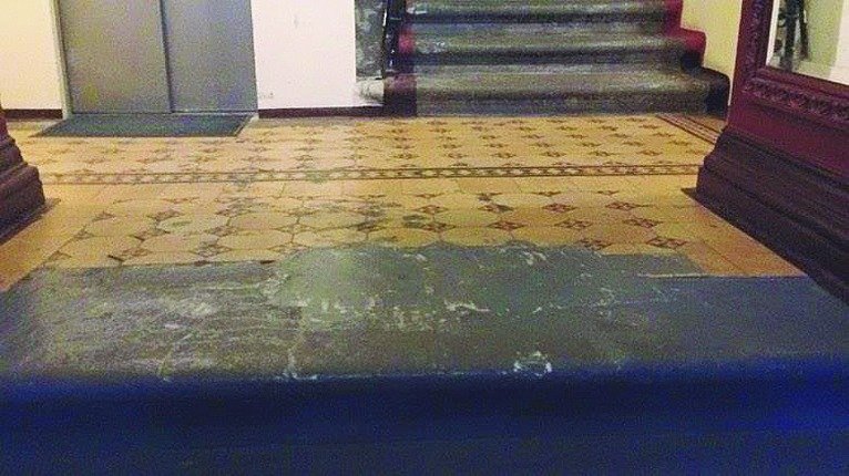 Мозаичная плитка в доме Виталия Кличко вытерлась. Фото: Вести