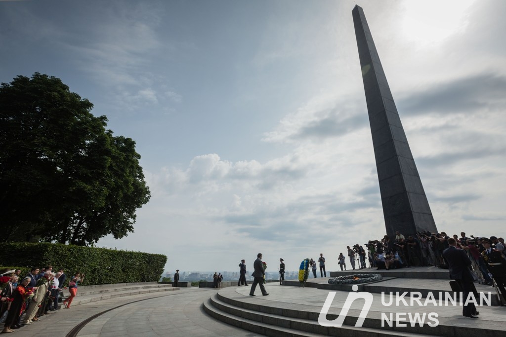Возложение цветов к памятнику Неизвестному солдату. Фото: Українське Фото