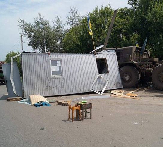 Военная техника въехала в блокпост в зоне АТО