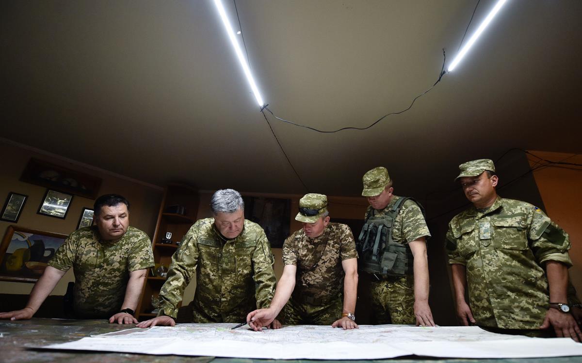 Президент в районе донецкого аэропорта. facebook/president.gov.ua