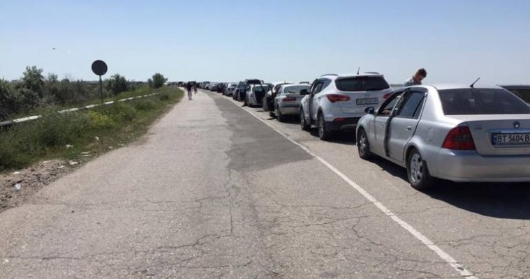 Автомобили стоят в многокилометровой очереди, чтобы попасть в оккупированный Крым. Фото: facebook/nariman.dzhelalov