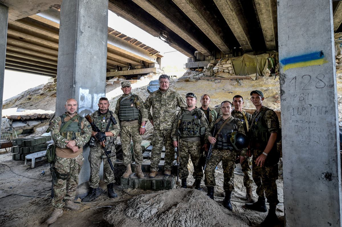 Президент Украины Петр Порошенко и военные. Фото: facebook/president.gov.ua