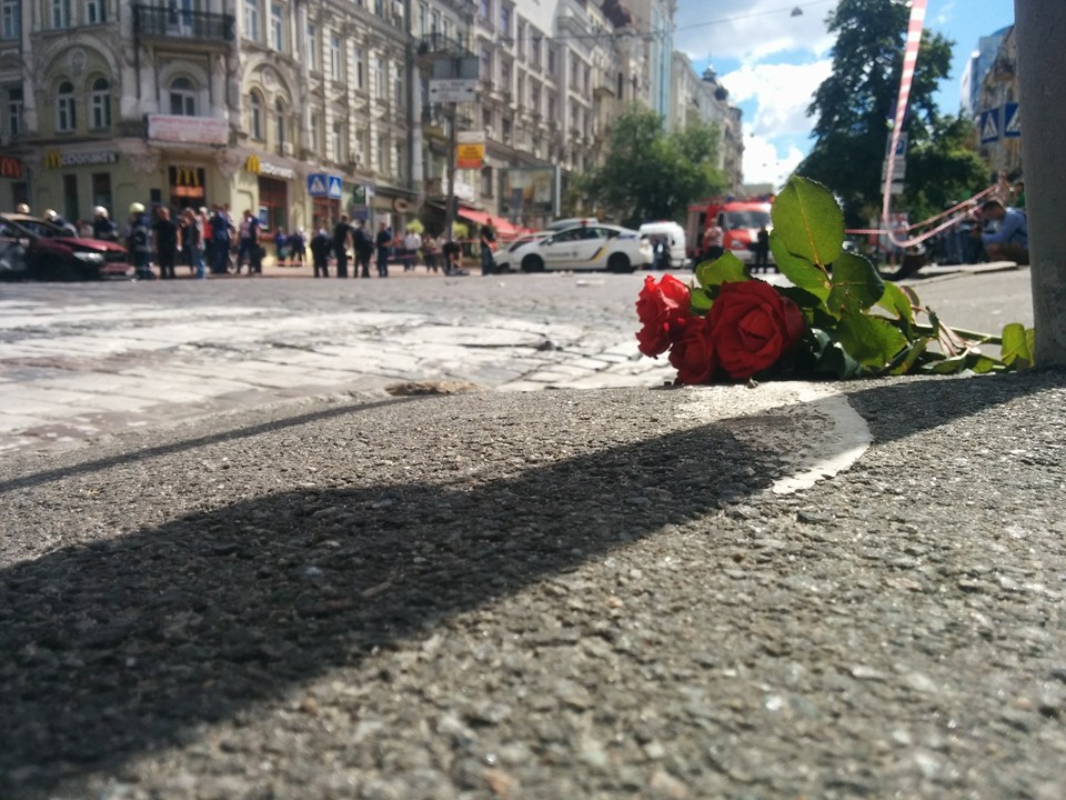 На месте взрыва авто появились цветы. Фото: facebook.com/timur.filonenko