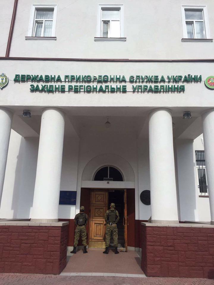 Обыски в Госпогранслужбе. Фото: facebook.com/bochkala