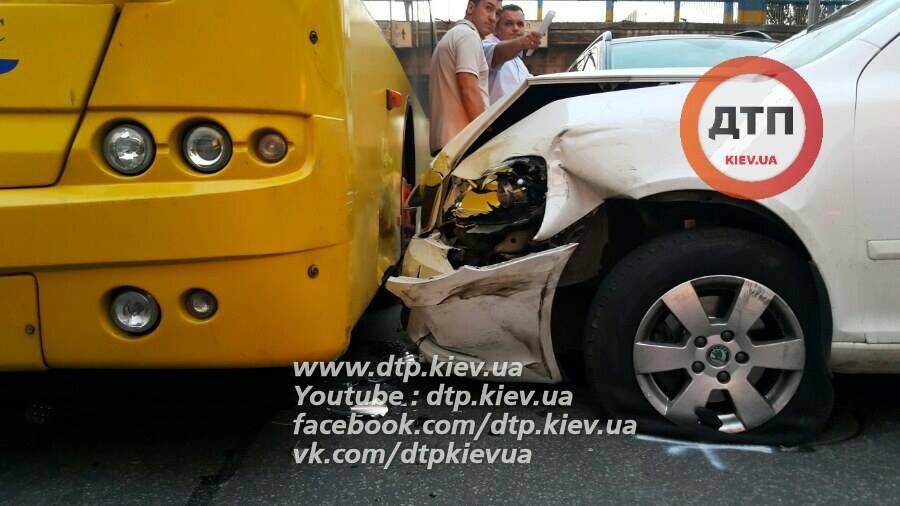 Масштабне ДТП у Києві: зіткнулися 5 авто
