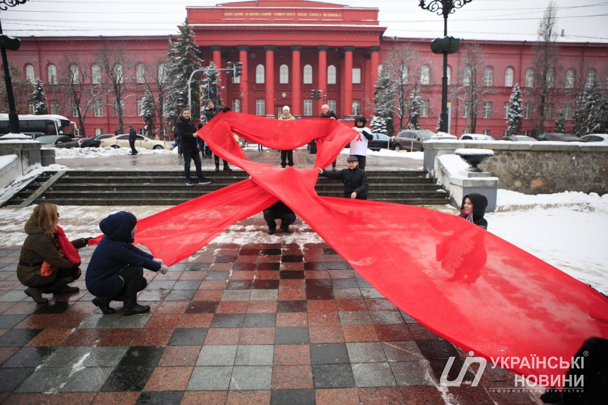 Возле красного корпуса развернули самую длинную в Украине 