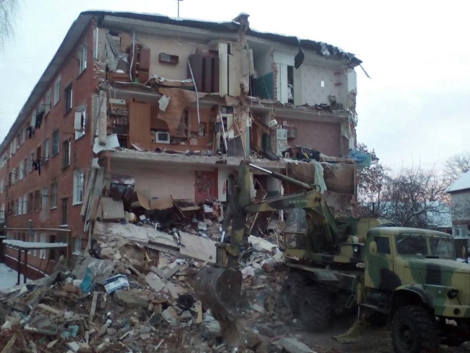 Обвал здания в Чернигове. Фото: facebook/MNS.GOV.UA