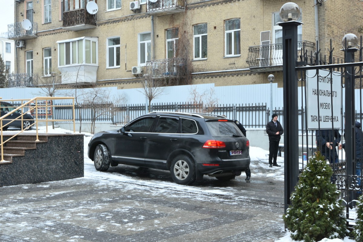 Троян пересувається по місту на джипі Volkswagen. Фото: strana.ua, Ізим Каумбаєв
