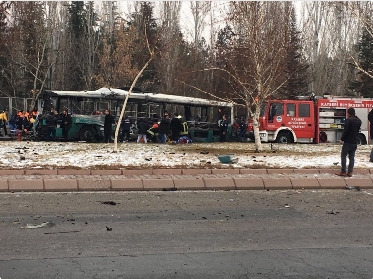 
79/5000
Язык оригинала: русский
Терористи підірвали автобус біля університетського містечка. Фото: @AdnanHerekci
