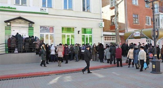 Очереди перед банкоматами в Днепре. Фото: inforesist.org