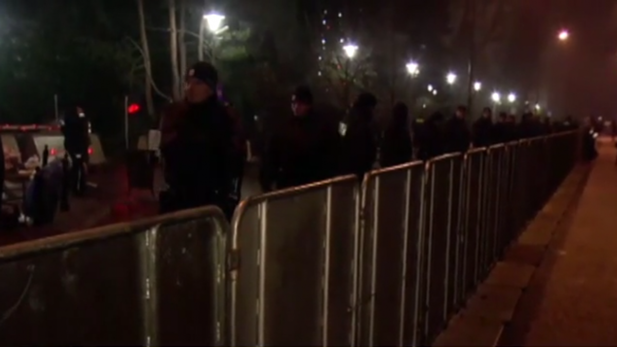 витіснили Протестувальників за огорожу. Фото: tvn24.pl
