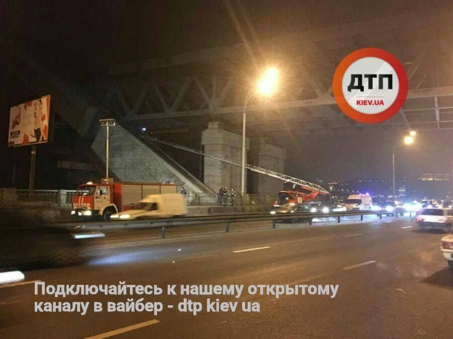 Из-за спасательных действий на Подоле образовалась пробка. Фото: dtp.kiev.ua