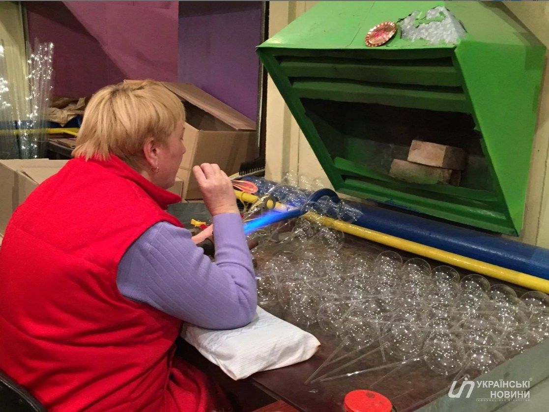 На рождение елочных игрушек можно посмотреть на фабрике под Киевом