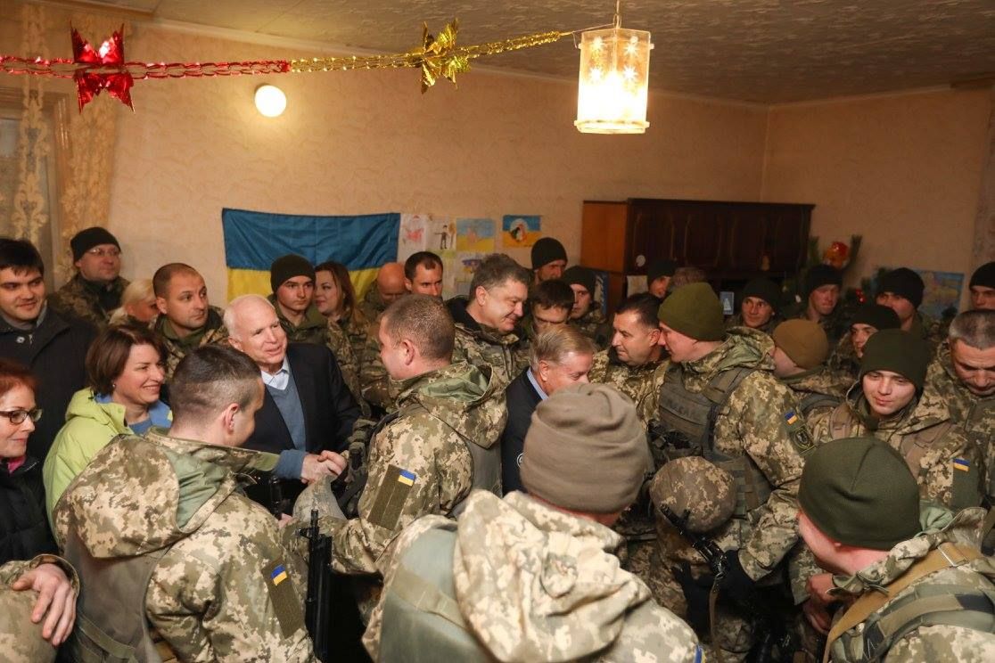 Президент поехал поздравить воинов с Новым годом. Фото: facebook.com/petroporoshenko/