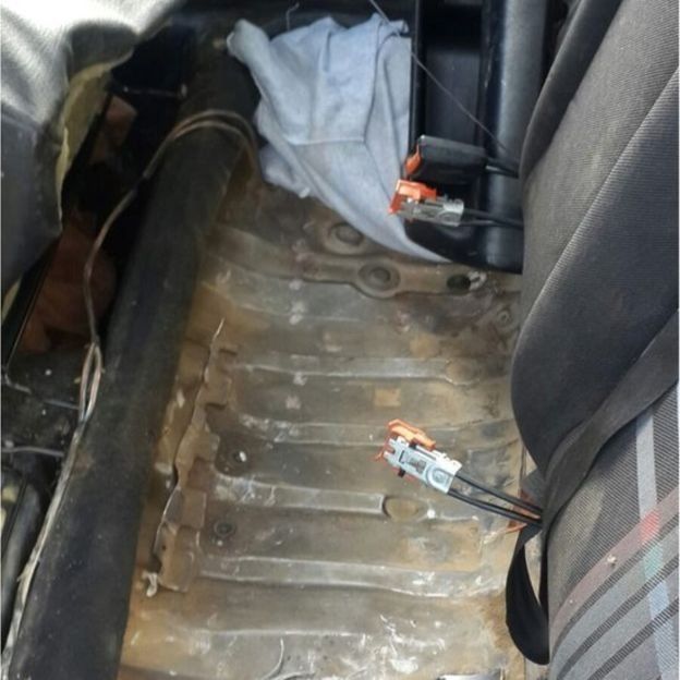 Здесь, в выдолбленном заднем сиденье автомобиля, был найден другой мигрант. Фото: ЕРА